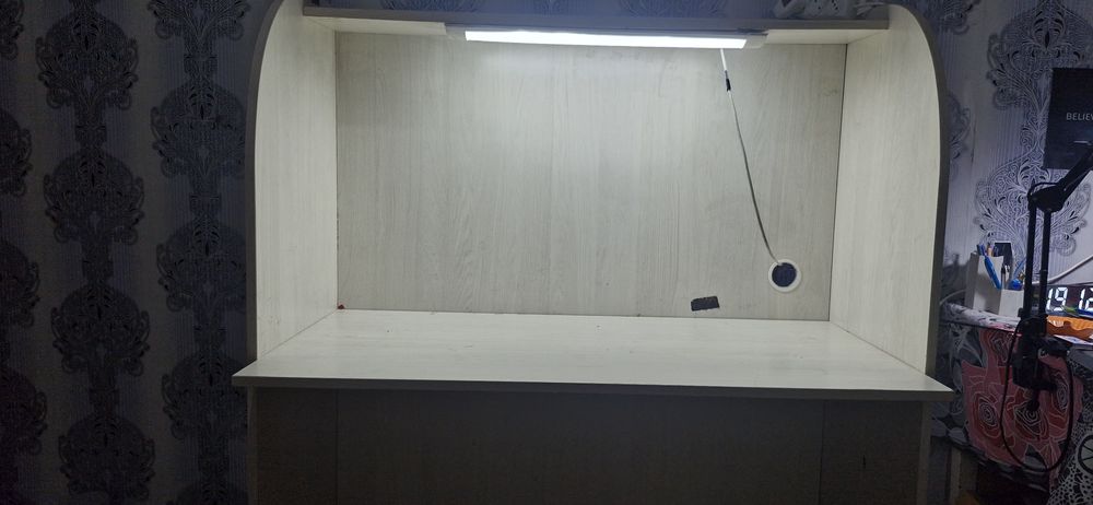 Стол с прикреплённой лампой