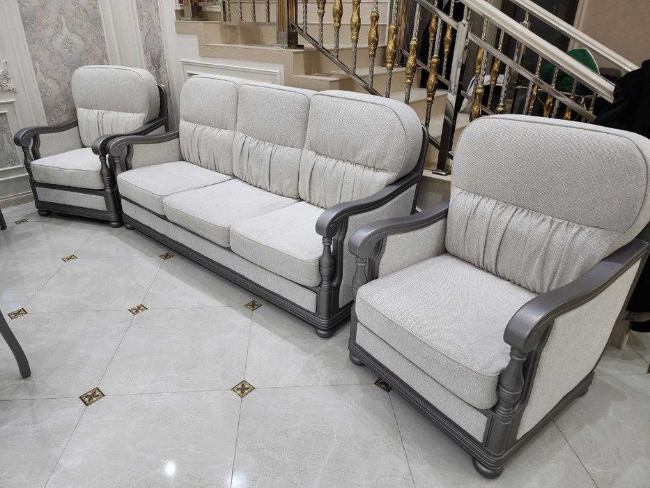 Продается диван, 2 кресла и 6 стульев