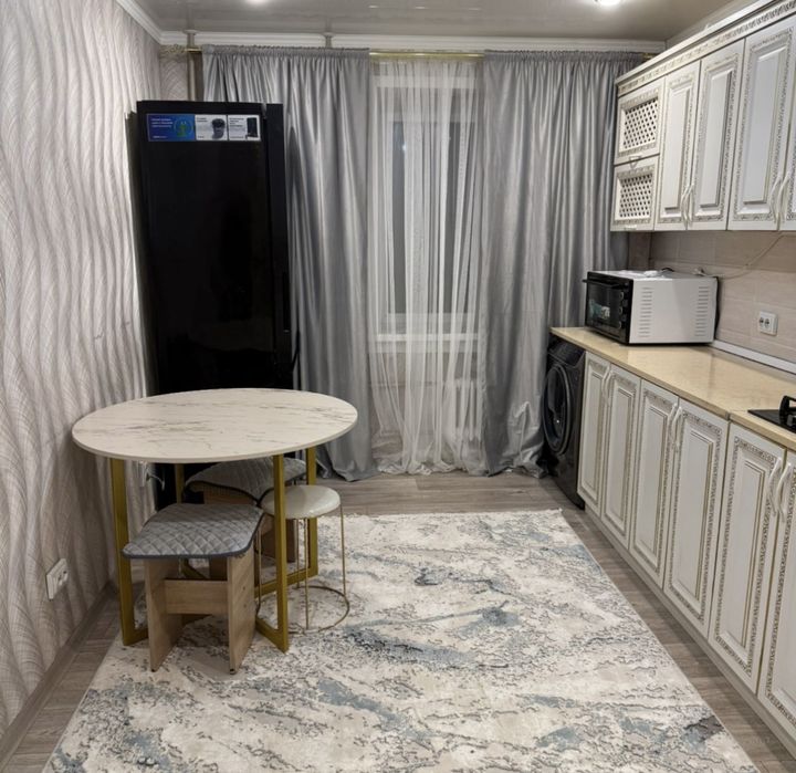 Продам кухонный обеденный стол