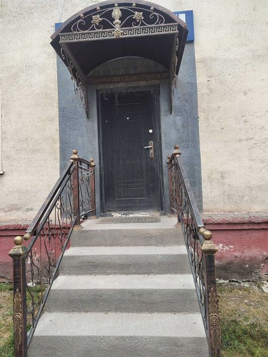 Шахар марказида жойлашган, 1-этаж 2 хонали квартира сотилади