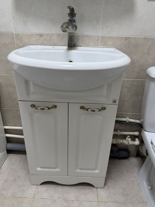 Продам тумбу и зеркало