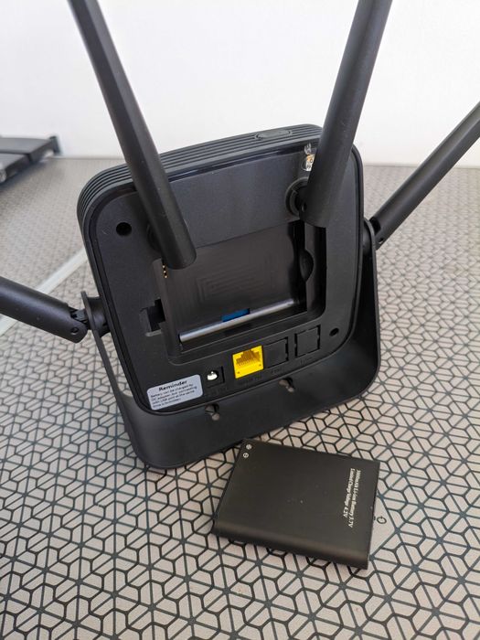 4G LTE Router Lan Port Wireless CPE Built-in 3000MAh Battery 300Mbps