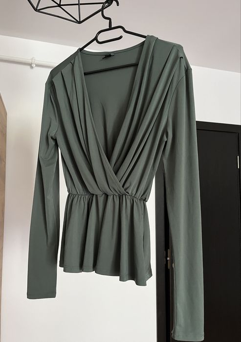 Bluza eleganta cu decolteu