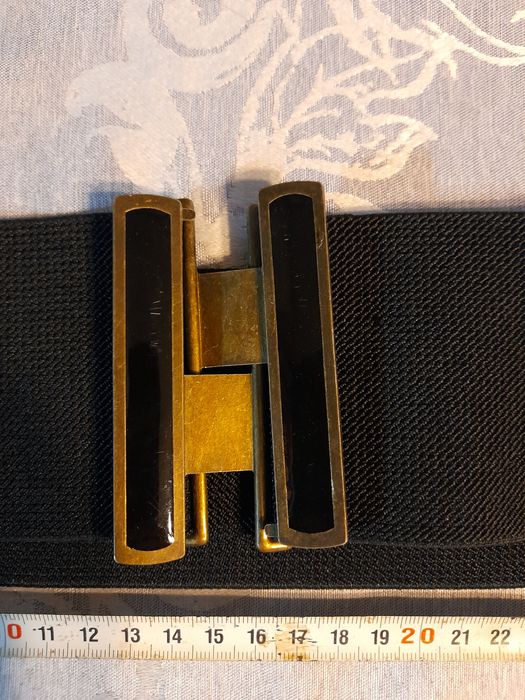 Мраморна статуя,кутия и ретро дамски колан