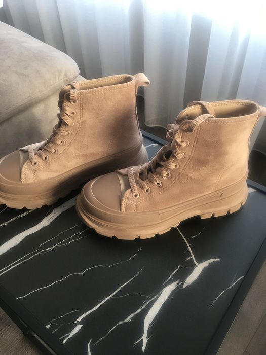 Боти , удобни и леки , много актуални, съчетават се с много цветове