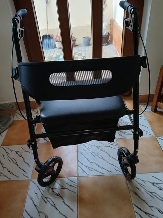 Carucior cumparaturi cu patru roti si scaun. Nou!