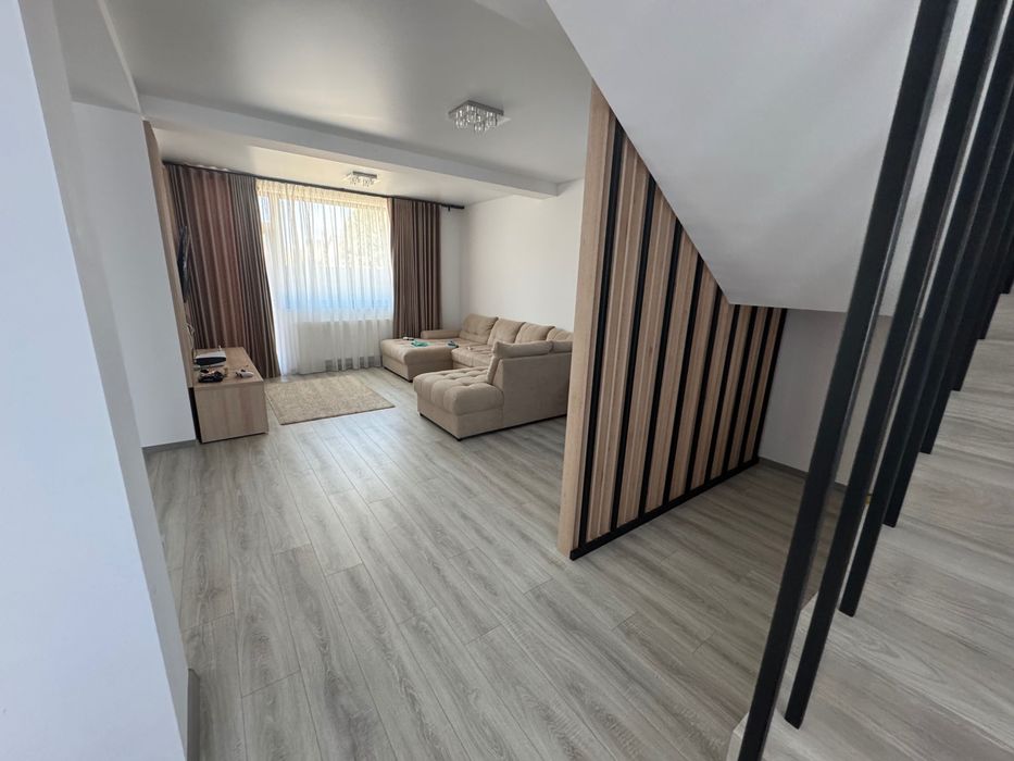 Vand casă individuala in complex Metro