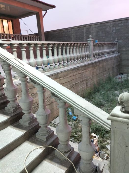 Балясины , тумбы , перила . Цокольные плитые