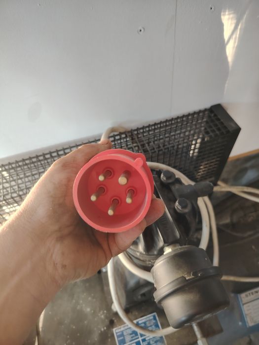 Compresor STENHØJ profesional – 90L / 16 bar – trifazic