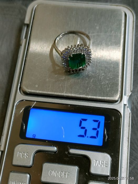 Vind inel din aur 18kt cu diamante 0,74ct și smarald 2,74ct