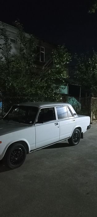 Vaz 2105 sotiladi