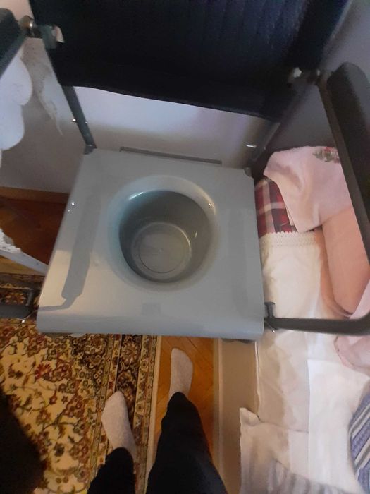 Scaun  cu rotile si cu vas de toaletă