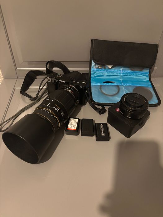 Sony A6000 + Sigma 70–300 APO Macro + kit lens + 3 baterii + accesorii