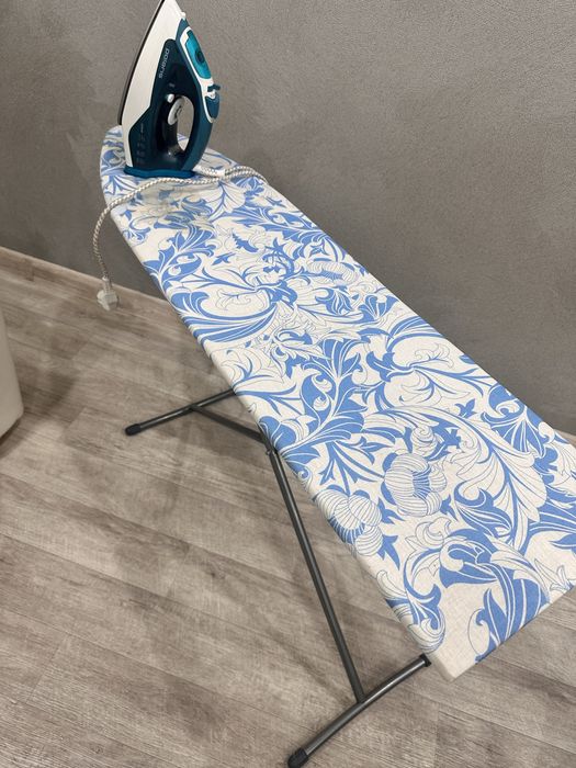 Гладильная доска и утюг