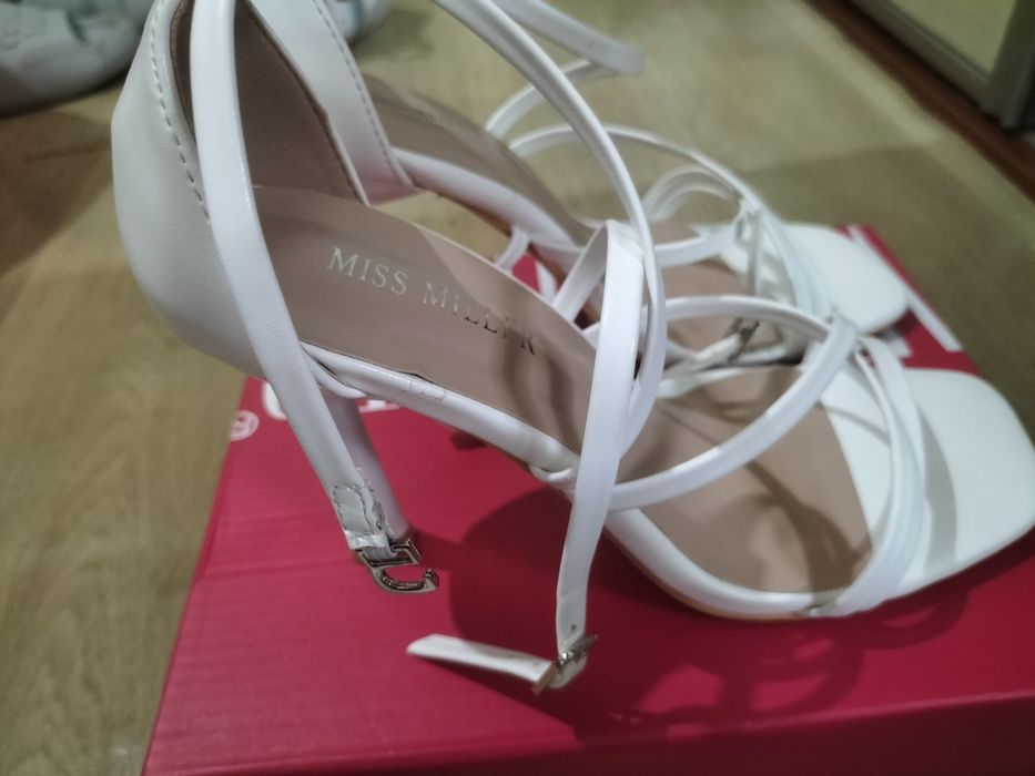 Срочно продам белые босоножки