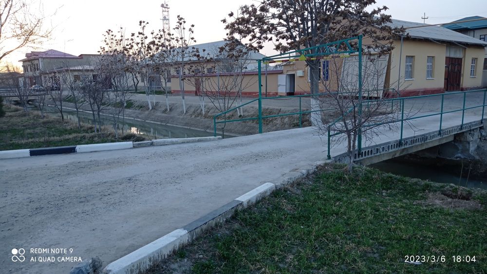 Бизнис учун ховли сотилади. Йулини устида жойлашган. Бизнис учун кулай