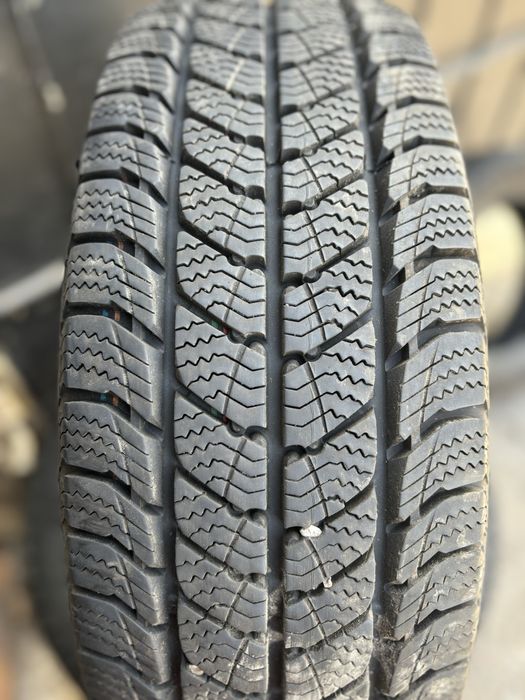 215/65/16 за бус Semperit 2023