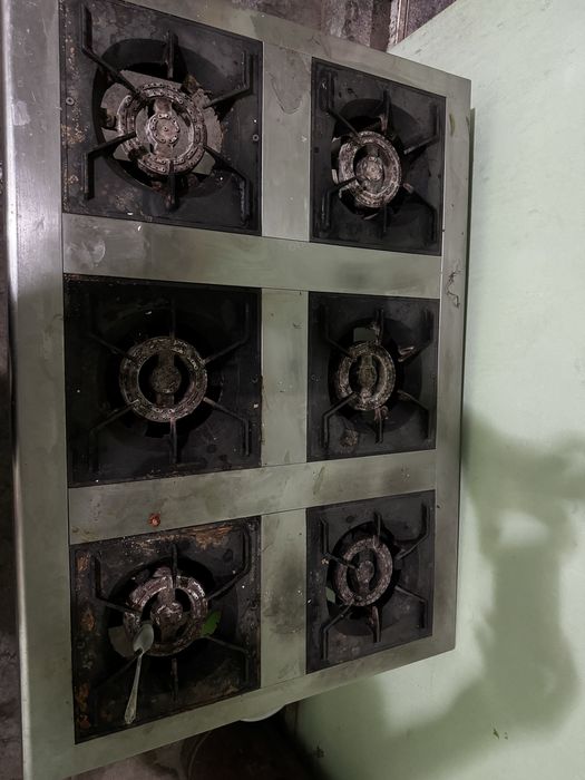 Газовая плита 6 конфорочные.
