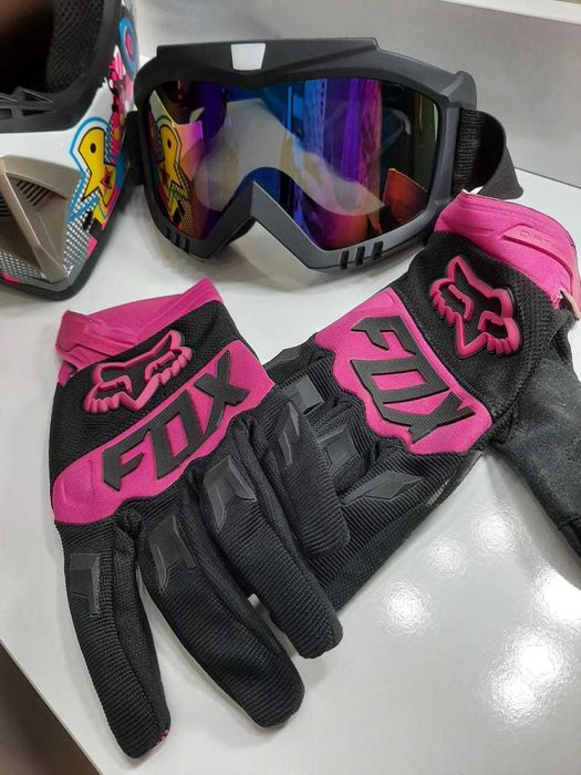 Защитный шлем с очками и перчатки .