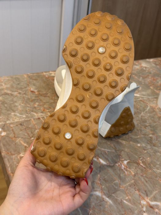 Продам новые кроссовки белые