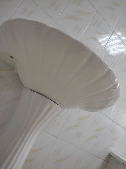 Продам раковину с ножкой.