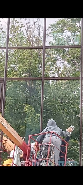 Профессиональное  мытьё окон и витражей