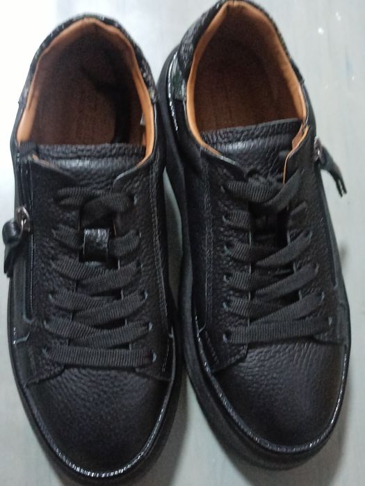 Кожанные Кроссовки 39 размера турция