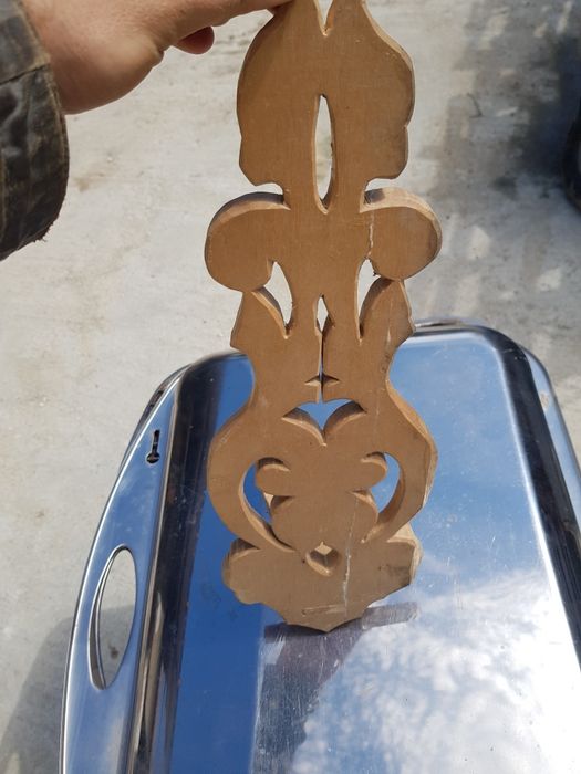 Продавам дървена,старинна поставка за свещ