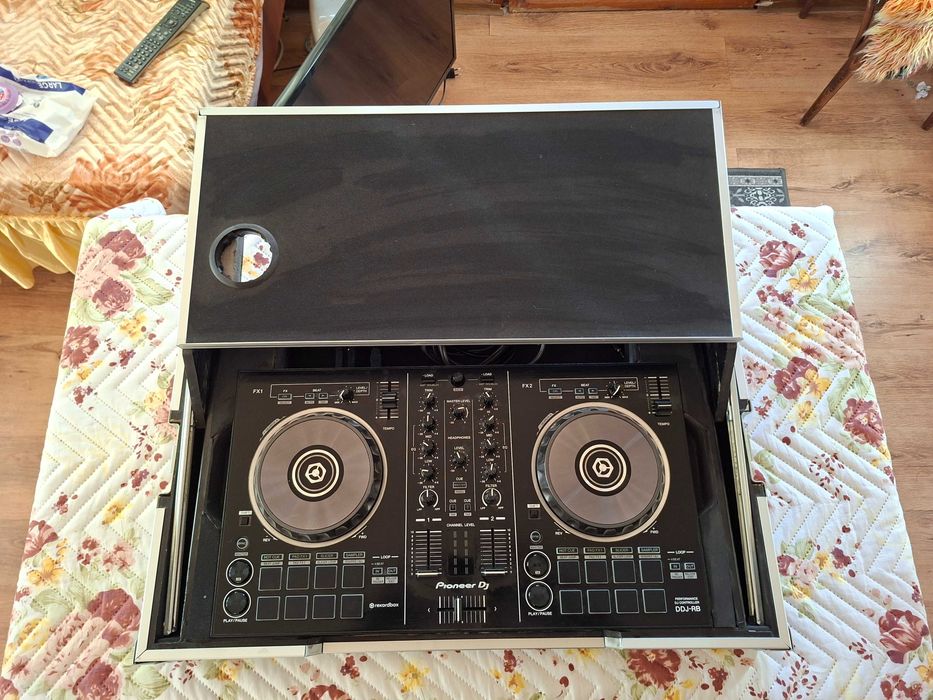 Продава се Controler Pioneer DDJ-RB в перфектно състояние със кейс