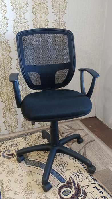 Офисное кресло почти новый