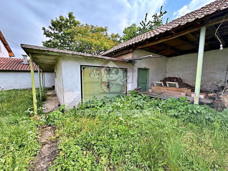 Самостоятелна къща 176кв.м, парцел 900кв.м, в центъра на село Червен