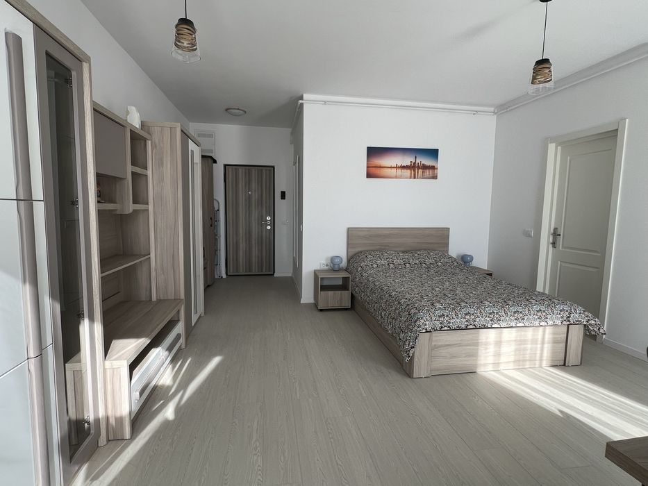 Inchiriez apartament cu o camera 43 m, geam la baie si bucatarie separata,loc de parcare sub bloc , zona linistita in bloc nou 2026