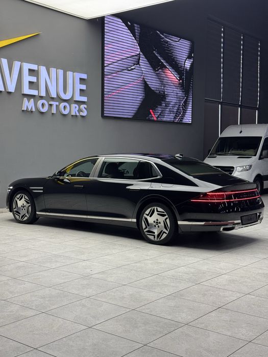 Genesis G90 Limousine