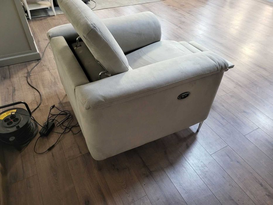 Светло сив фотьойл от плат с електрически релаксиращ механизъм