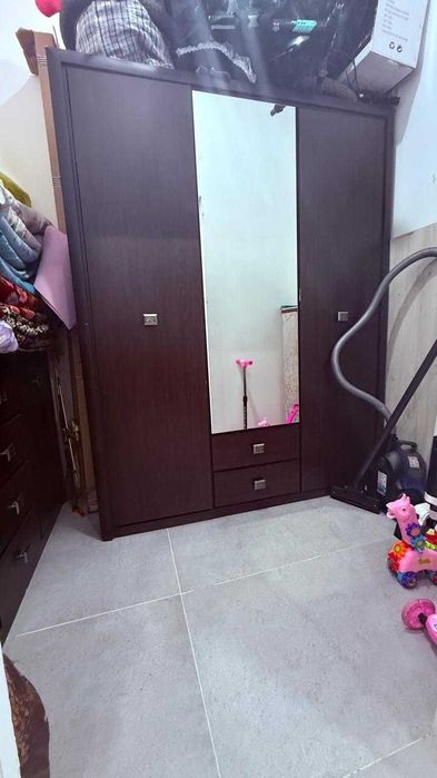 Шкаф с зеркалом и комод