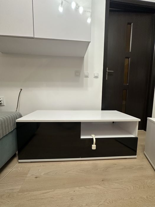 doua comode tv alb negru
