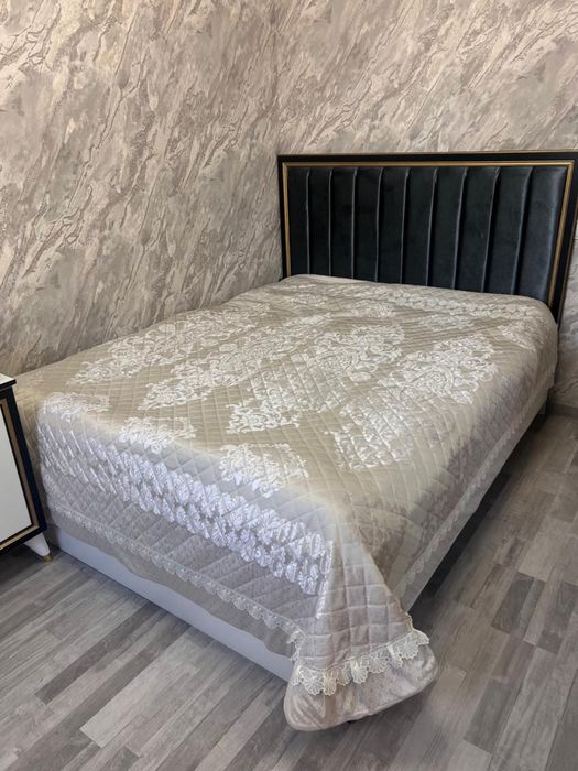 Кровать двухспальная с матрасом
