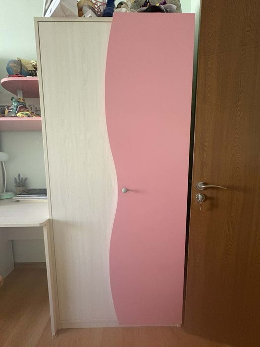 Подарявам детско легло и секция