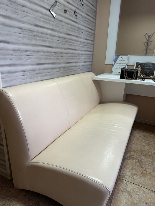 Кремообразен триместен диван