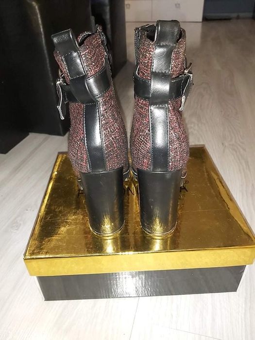 Елегантни боти на ток