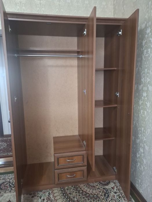 Shkaf va tremo sotiladi xolati yaxshi aybi singan urilgan joyi yoq