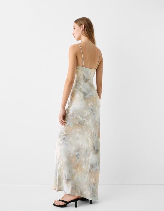 Нова сатенена рокля на Bershka