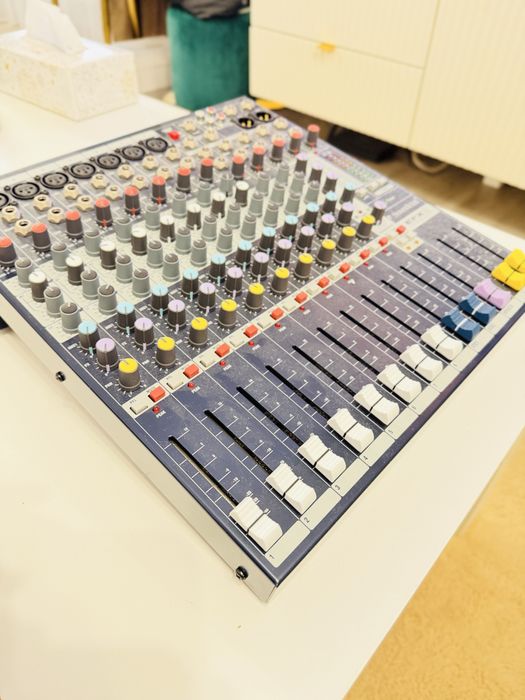 Soundcraft EFX8 mixer 8 canale cu efecte Lexicon profesional (ca nou)