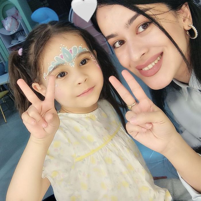 Maktab, bog'cha, yoshidagi bolalar, bayramlarida yuzga rasm chizish.