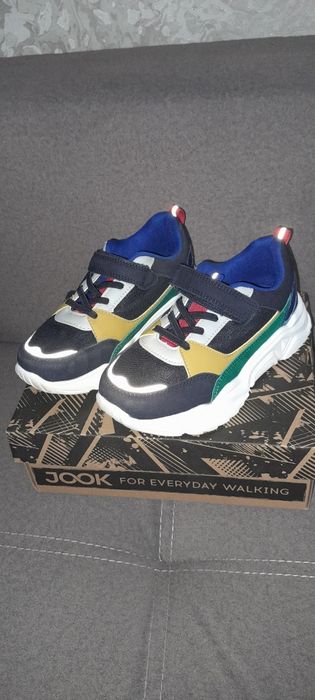 Продам кроссовки детские