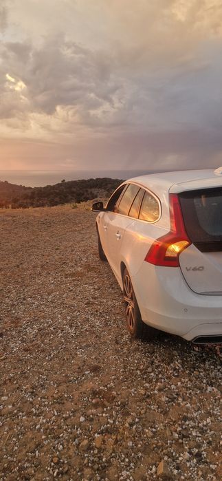 Vând Volvo V60 D6 AWD plug în hibrid