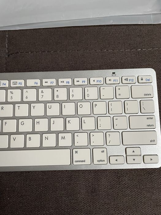 Клавиатура с layout за Mac бяло-сива (работи с всеки лаптоп/компютър)