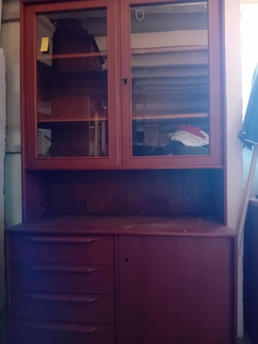 Vând  vitrine  și piese de mobilier