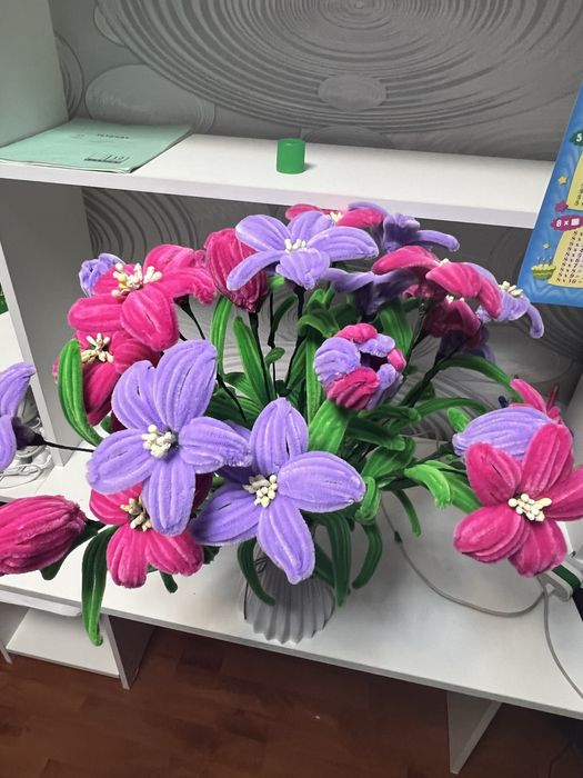 Цветы разные в корзинах, в вазах