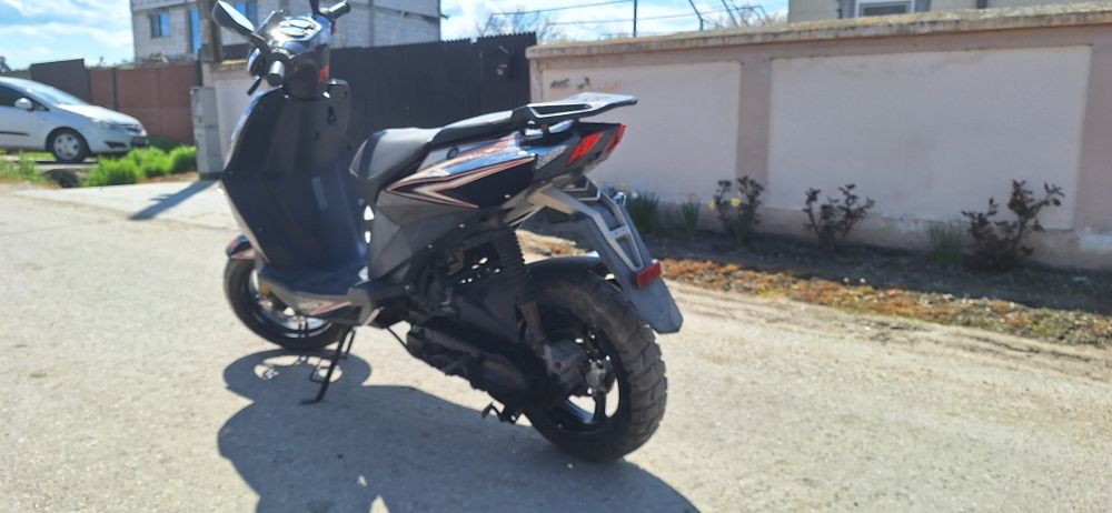 Vand 2 scutere 49 cm.2 t